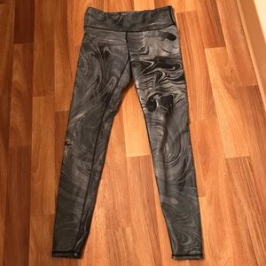 ALO Yoga 7/8 Airbrushed Leggings.